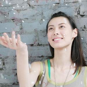 漂亮熟女人妻光着屁屁在厨房
