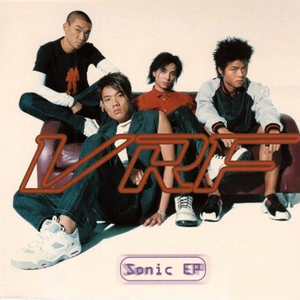 漂亮熟女人妻光着屁屁在厨房
